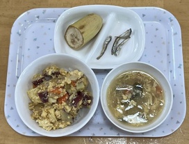 一見卵に見える丼の具はカレー風味の木綿豆腐。さつまいもの甘みと調和して子どもたちはどんどん食べ進みます。