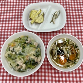 小松菜がたっぷり入った丼です。青菜が苦手な子も、抵抗なく食べてくれるとうれしいです。