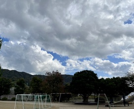 お昼過ぎ、ゆり組の子供たちが空いっぱいの雲を指さしながら「あれはトラ！」「ほらドラゴン！」「カニよ！」etcと、楽しそうに教えてくれました。なんだかほっこり。