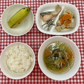 お出汁がたっぷり染み込んだ高野豆腐の煮物は、ぜひ好きになってもらいたい和食のひとつです。