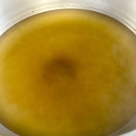 昆布と削り節でとっただし汁は黄金色。