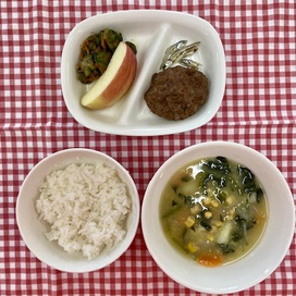 トマトバーグは荒く刻んだトマト入り。トマトの水分と酸味でふんわりさっぱりなお味で好評です。