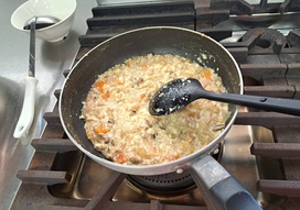 卵アレルギー用の料理は、卵を入れる前の具材を取り分けて、くずし豆腐を入れ片栗粉でとろみをつけています。