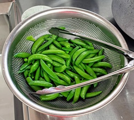 年長さんが観察園で収穫したスナップえんどう。茹でたてを給食で食べてもらいました。