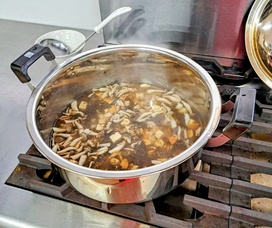 卵アレルギー用のお汁は、卵の代わりに鶏肉が入っています。