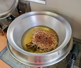 今日のお汁のだしは、かつお節と昆布から取っています。