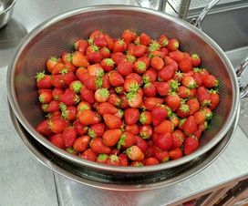 今日のデザートはいちごです！！