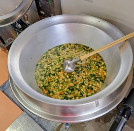 具だくさんのお汁になりました。料理酒、塩、うすくち醤油で味付けしています。