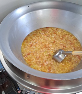 スープは、夏が旬のトマトを使用しています。生のトマトを角切りにしてスープに入れました。