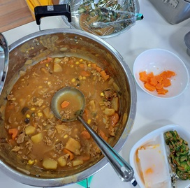 年長さん(もみじ組、きく組)は、クッキングで自分たちが食べるカレーを作りました！！野菜を切ったり、炒めたり…とても上手に出来ました。