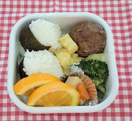 今日は、空のお弁当箱に自分たちが握ったおにぎりと、おかずをつめてお弁当を作りました！！