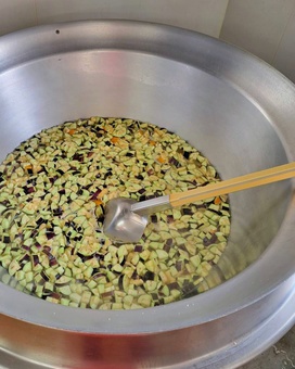 今日のみそ汁は、年中さんが観察園から採ってきてくれた茄子を使いました。茄子の他には油揚げ、玉ねぎ、人参、葱が入っています。