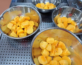 今日のデザートは柿でした。年少さんでは初めて食べた子もいたようです。