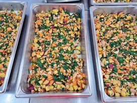 さつまいもの黄色、人参のオレンジ色、ほうれん草の緑色…と彩りのよいおかずです。鶏肉、大豆も入っています。