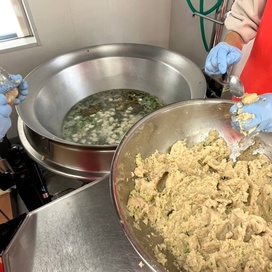 お汁のとりだんごは、手作りです！！
形も大きさもいろいろですが、柔らかくて食べやすかったと思います。たくさん作りました。おなかいっぱいになったかな？
