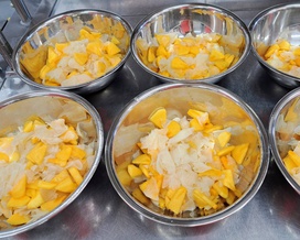 柿なますは、大根と柿で作りました。柿のオレンジ色がきれいで彩りがよかったです。大根が苦手な子もいましたが、柿と一緒に食べたら美味しかった…と言っている子もいました。