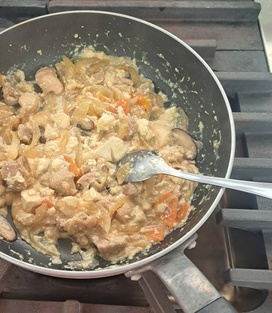 卵アレルギー用の親子丼は、卵の代わりにくずし豆腐を入れ、片栗粉でとろみをつけました。
