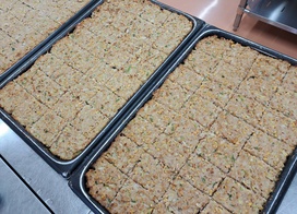 大きい天板で焼いて四角く切って提供しました。