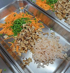 すしめしに入れる具は、れんこん、人参、乾しいたけ、いんげん。これを煮てすしめしに混ぜ込みます。