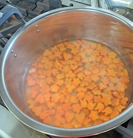 人参は、前日に牟礼幼稚園の年長さんが型抜きしました。ハート、星、うさぎ…といろんな型があります！！