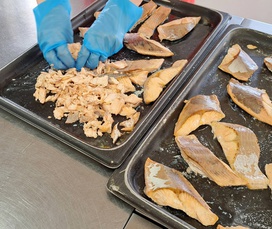 すしめしの上にかける｢さけフレーク｣は、もちろん手作りです。