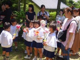 供養塔での花供養。「花供養あじさい会」の皆様、ご協力いただきました保護者の皆様、そして花供養に参列した園児のみなさん、ありがとうございました。