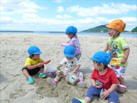 スコップやバケツなどの玩具を使って砂浜で砂遊び。どこまでいっても広～い広～い砂場を貸切状態でした。