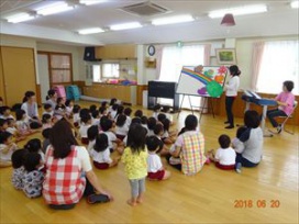 おしゃれなぐるぐるカタツムリさんが登場するパネルシアターにくぎ付けの園児さん。（幼保４．５年保育）