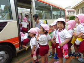 大型バスで「行ってきまーす」1便は、幼稚園、2便は保育園の年少組さんが出発しました。