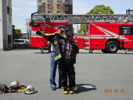 『岩崎消防士』は、20キロもある防火衣を体験しました。すばやくズボンをはけるように、長靴と一緒にセットしておくという工夫も教えていただきました。