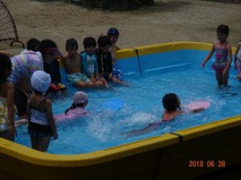 ビート版で、ふんわり身体が浮く感覚を味わいました。（幼稚園年長　もみじ組）