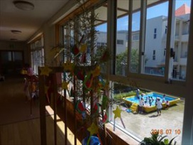 りんご組さんの七夕飾り☆プールで遊ぶ子どもたちを２階から見守ってくれています。（幼稚園４年保育）