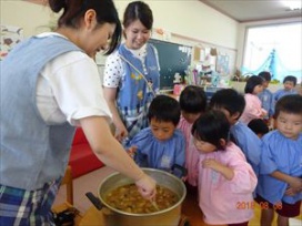 ルーを入れたら・・・「わあ～いいにおい～」五感をフル活用して、お料理体験!（保育園年長　まつ組）