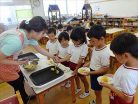 トングで挟んで、ホットプレートに並べます。（保育園年長　まつ組）