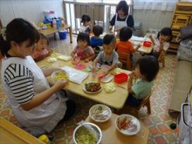 「今日のおかずは・・・」待ちきれなくて”パクリ？!”（保育園５年保育　うめ組）