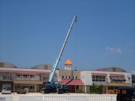 大型クレーン車が園庭に!今から足場が組まれます。