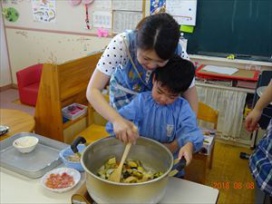 やけどに気を付けて、一人一人順番に「まーぜまぜ」（保育園年長　まつ組）