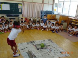 「エイヤー!」見事命中!まつ組さんをお手本にしてすみれ組の８月生まれさんも挑戦しました。