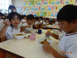 お鍋いっぱいのカレーはあっという間に空っぽに!「おいしいねえ」「おうちでも作ってみるよ～」（保育園年長　まつ組）