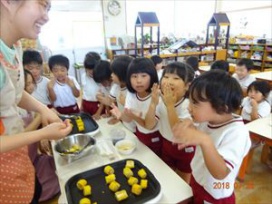 「わあ～いいにおい～」醤油とみりんの焼ける香ばしいかおりがお部屋中に広がりました。（保育園年長　まつ組）