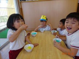 「ひゃ～冷た～い」自分のお気に入りのみつをかけてもらってご機嫌の子どもたち!