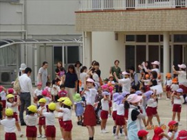 『みんなで体操をしよう!』毎朝、幼保全園児で行っている【朝集】の「ディズニー体操」に小さなお客さんもお誘いしました。