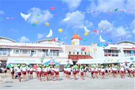 80周年を祝って、未来への希望を詰め込んだ鳩や鮮やかなカラー風船が、青空に舞い上がりました。年長組さん、セレモニーのご協力ありがとう!