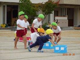 練習では、まつ組（年長）さんが保護者役でお手伝いしてくれました。機会をとらえて、異年齢交流の場を設定しています。