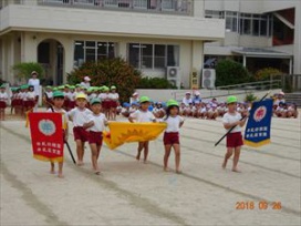 園旗を掲げて堂々と行進する年長組さん。【通し練習の様子より】