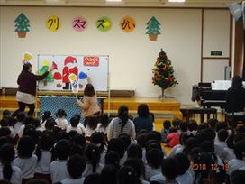 パネルシアター『ぐりとぐらの　おきゃくさま』小野先生と松本先生の熱演に、子どもたちも身を乗り出して見入っています。