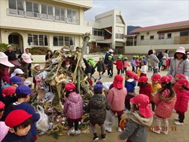 「わたしも　持ってきたよ～どこに置こうかなあ」