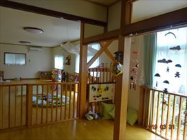 ４月に７人の新入園児さんを迎えた『さくらんぼ組』のお部屋です。手作りのおもちゃも、お待ちかね!