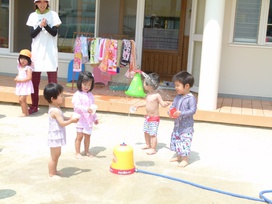 水の勢いで、三角帽子がぴよ～ん!