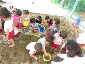 カメラにも気が付かないくらい遊び込む、もも・つくし組さん。